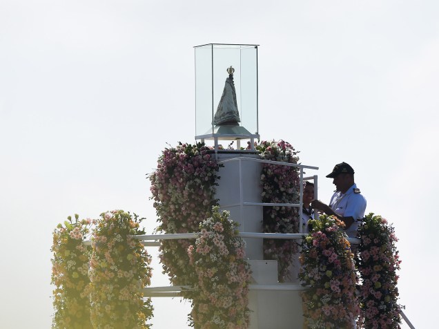 Após uma missa celebrada em Icoaraci, com bênção do Arcebispo Metropolitano de Belém, Dom Alberto Taveira, a imagem peregrina de Nossa Senhora de Nazaré segue pelas águas da baía do Guajara durante a Romaria Fluvial, neste sábado (10), no Pará