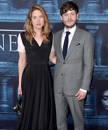 Iwan Rheon e  sua namorada Zoë Grisedale participam da estreia da sexta temporada da série Game of Thrones