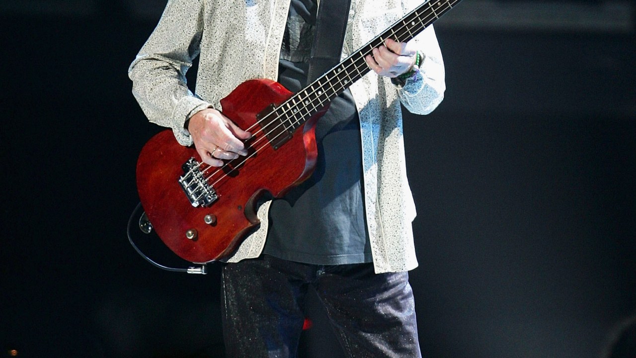O músico inglês Jack Bruce, um dos fundadores do Cream, ao lado de Eric Clapton