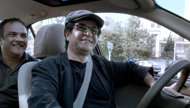 Jafar Panahi conduz pessoas pelas ruas de Teerã em seu novo filme, 'Táxi'