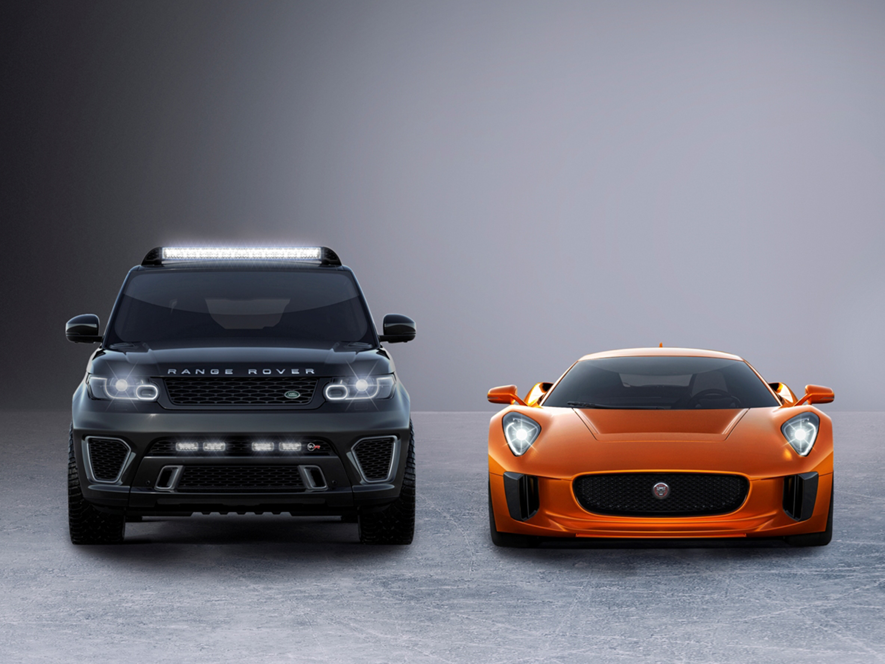 Três carros do elenco: Range Rover Sport, Jaguar C-X75 e Land Rover Defender