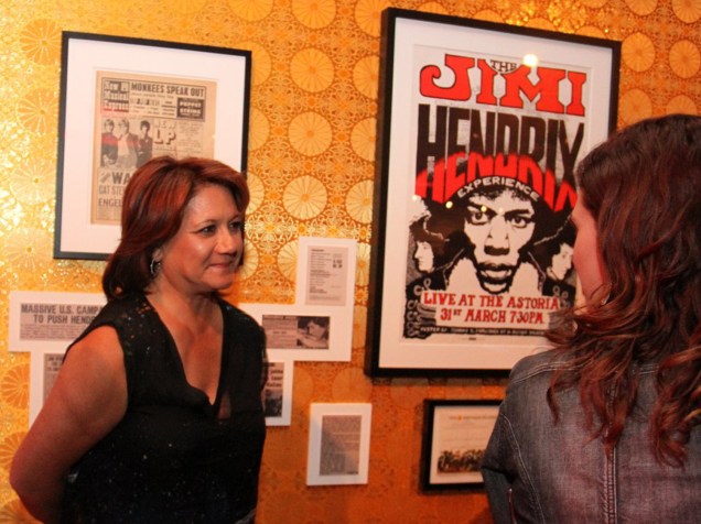 Jane Hendrix na exposição sobre o irmão em São Paulo