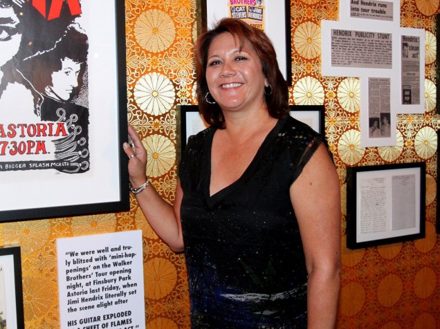 Jane Hendrix na exposição sobre o irmão em São Paulo