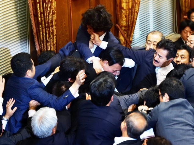 Membros do Parlamento japonês entraram em confronto durante debate sobre projeto de reforma da lei de segurança - 17/09/2015