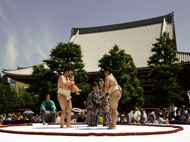 O concurso de choro de bebê acontece anualmente no Templo Sensoji, em Tóquio