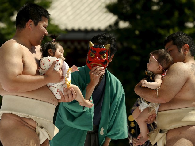 Bebês e lutadores de sumô participam do tradicional concurso de choro em Tóquio, no Japão