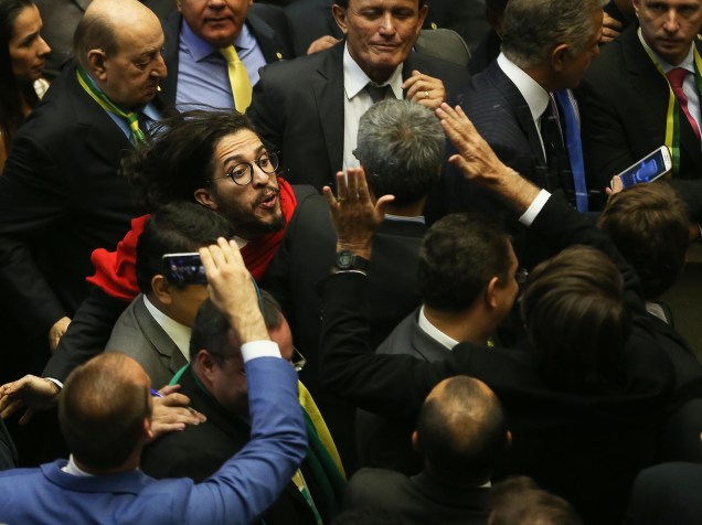 O dep. Jean Wylys (PSOL-RJ), ao ser provocado, cuspiu no dep. Jair Bolsonaro (PP-RJ) após declarar seu voto. - Deputados federais durante votação do pedido de impeachment da presidente Dilma Rousseff, no plenário da Câmara - 17/04/2016