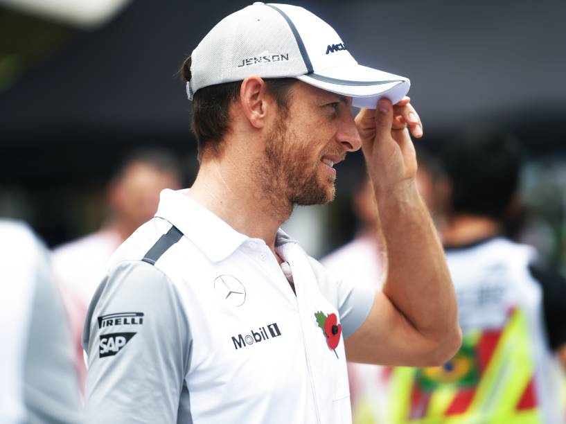 O piloto britânico Jenson Button chega no autódromo de Interlagos