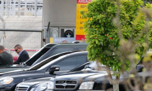 Carros e seguranças no aguardo do desembarque de Jennifer Lopez no aeroporto de São Paulo