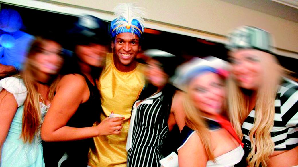 Atacante Jô, do Atlético-MG, durante festa à fantasia no Rio de Janeiro