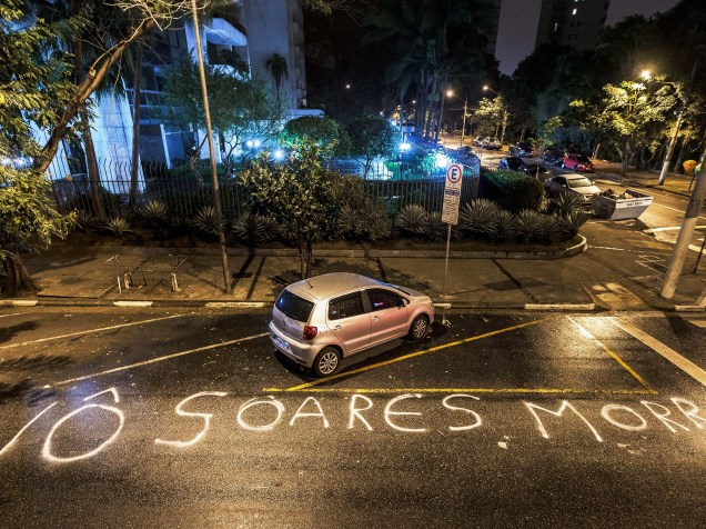 Rua em frente ao prédio onde mora o apresentador Jô Soares, no bairro paulistano de Higienópolis, é pichada com a frase "Jô Soares morra" na madrugada desta sexta-feira (19)