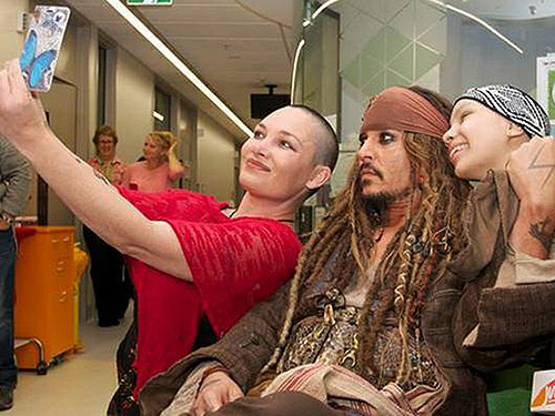 Johnny Depp visita crianças internadas em hospital da Austrália vestido de Capitão Jack Sparrow
