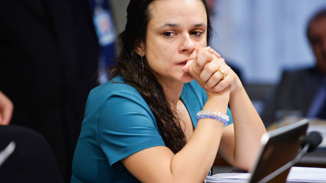 A jurista Janaína Paschoal, co-autora do pedido de impedimento da presidente Dilma Rousseff, fala para a comissão especial do impeachment no Senado Federal, em Brasília - 28/04/2016