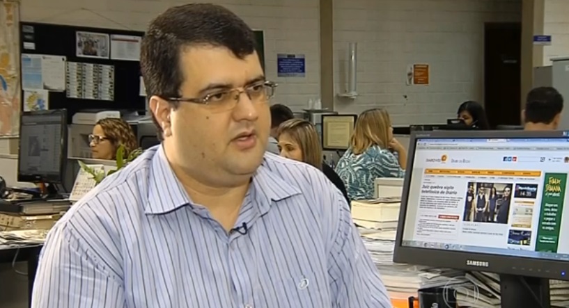 O jornalista Allan de Abreu na redação do jornal Diário da Região