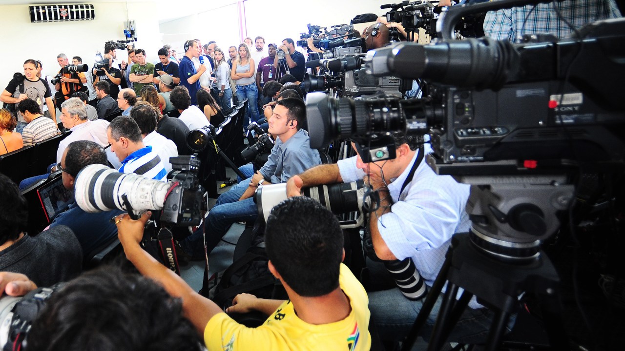 Jornalistas e fotógrafos na coletiva à imprensa