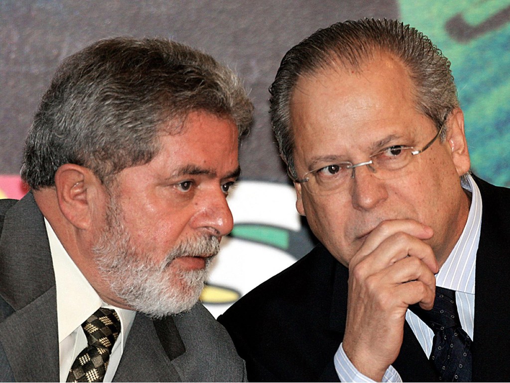 José Dirceu e o ex-presidente Luiz Inácio Lula da Silva em imagem de 2005