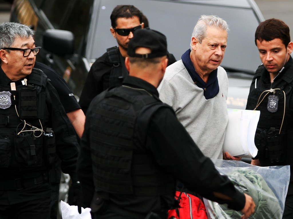 Ex-ministro José Dirceu é conduzido por policiais federais