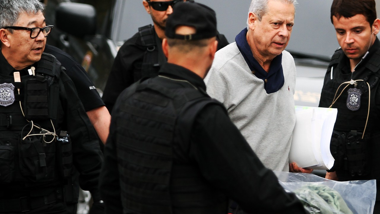 Ex-ministro José Dirceu é conduzido por policiais federais