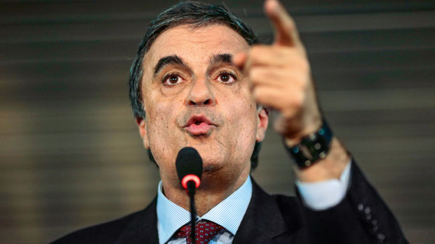 BATE-PAPO - José Eduardo Cardozo diz que se encontrou casualmente com o advogado Sérgio Renalt, que tem contrato com a UTC e trabalhou com Thomaz Bastos no governo Lula. As empreiteiras, porém, gostaram do resultado da reunião