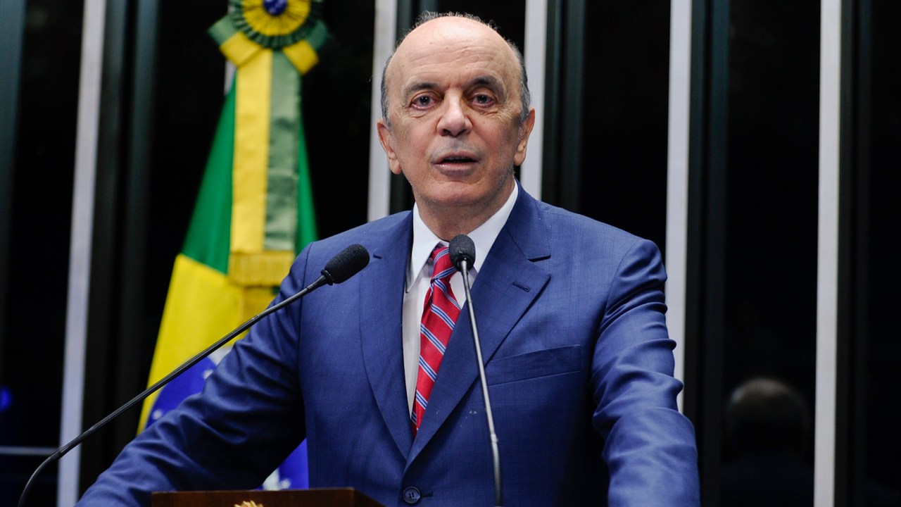 O senador José Serra (PSDB-SP) defende que o partido participe de um eventual governo Michel Temer, caso o processo de impeachment seja admitido no Senado