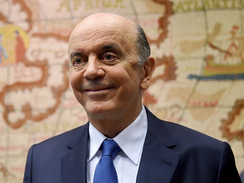 O ministro das Relações Exteriores, José Serra, tem orientado as embaixadas brasileiras no exterior a combater o discurso de que houve um golpe de Estado no país