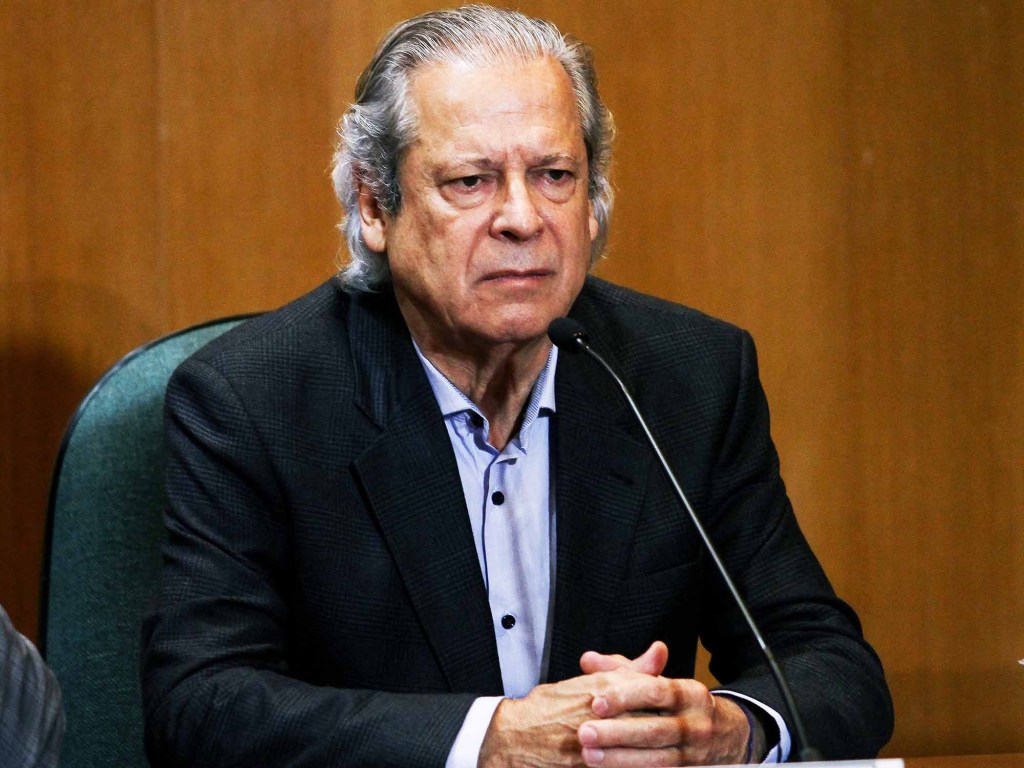 O ex-ministro da Casa Civil José Dirceu é acusado pelo lobista Fernando Moura de tê-lo convencido a sair do país no auge do mensalão