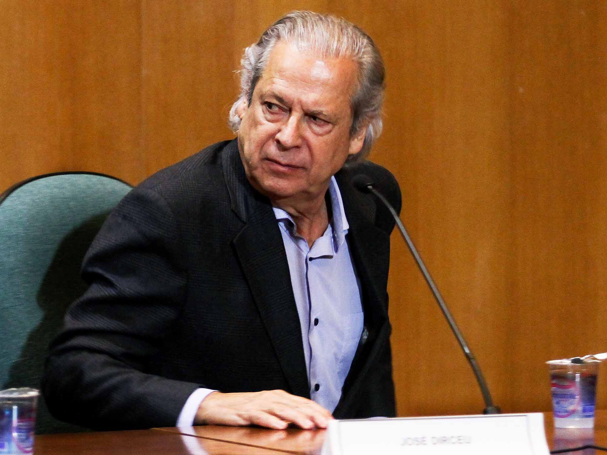 O ex-ministro da Casa Civil, José Dirceu, durante audiência que ouve os presos da operação Lava Jato na CPI da Petrobras, no prédio da Justiça Federal do Paraná, em Curitiba, na manhã desta segunda-feira (31)