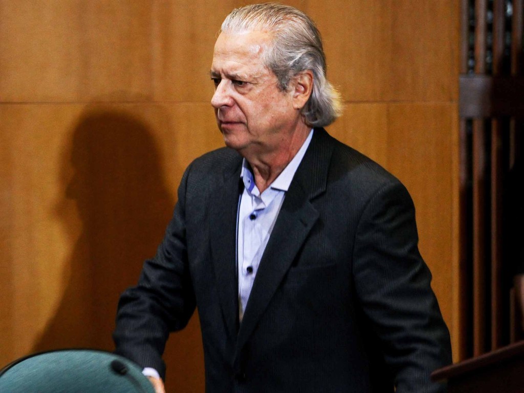 O ex-ministro da Casa Civil, José Dirceu, durante audiência que ouve os presos da operação Lava Jato na CPI da Petrobras, no prédio da Justiça Federal do Paraná, em Curitiba, na manhã desta segunda-feira (31)