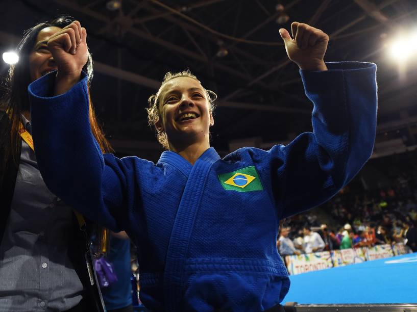 Nathália Brigida comemora a conquista do Bronze na categoria até 48Kg nos Jogos Pan-Americanos de Toronto, no Canadá