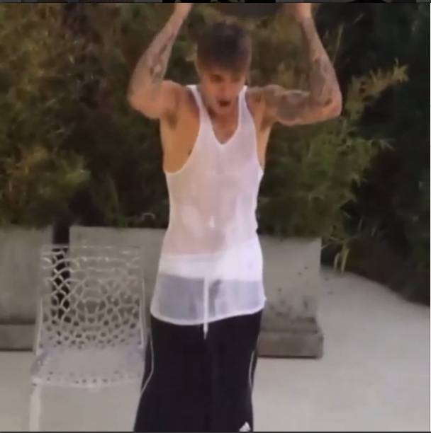 Justin Bieber durante entrevista a rádio espanhola, a qual abandonou no meio por se irritar com o sotaque dos entrevistadores