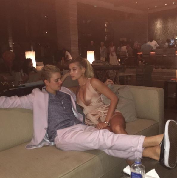 Justin Bieber ao lado da modelo Hailey Beldwin Justin Bieber ao lado da modelo Hailey Beldwin