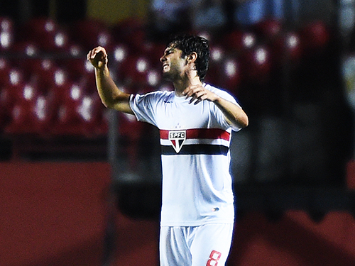 Kaká lamenta lance do jogo do São Paulo durante o Campeonato Brasileiro de 2014