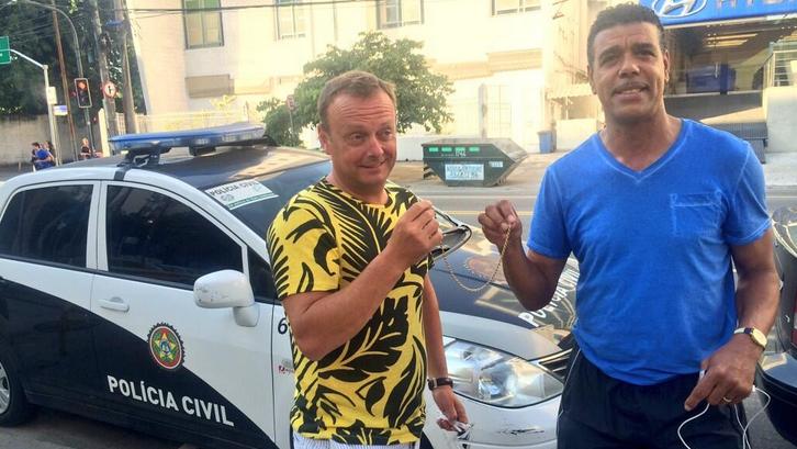 Chris Kamara (à dir.) comemora após ter recuperado cordão de ouro roubado do cunhado no Rio