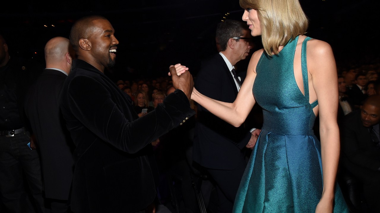 Kanye West cumprimenta Taylor Swift durante o 57º Grammy, em Los Angeles, Califórnia