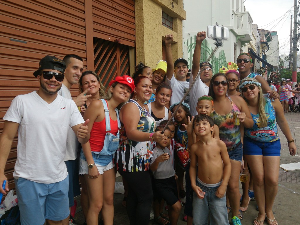 Karina Vasconcelos tira selfie com amigos no Bloco Esfarrapado, em São Paulo