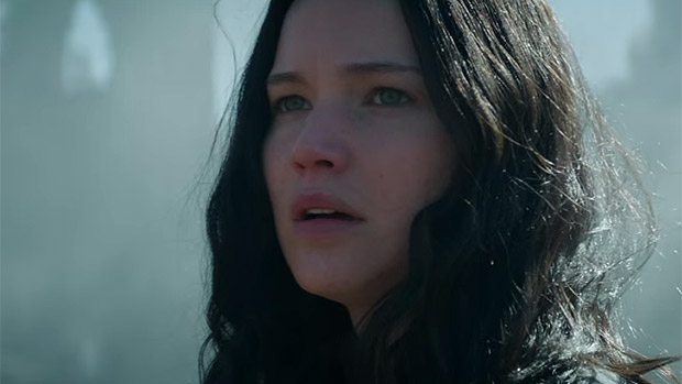 Katniss (Jennifer Lawrence) vê a devastação do Distrito 12 em 'Jogos Vorazes: A Esperança - Parte 1'