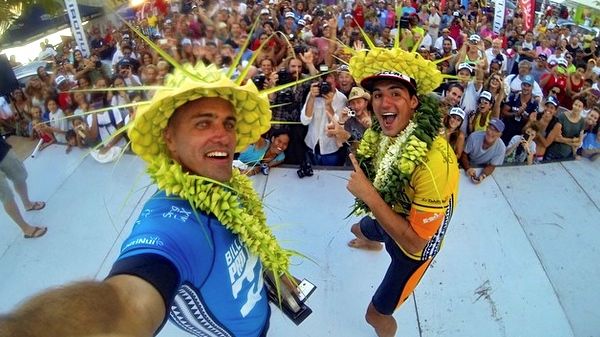 Kelly Slater postou selfie com Gabriel Medina no pódio do Billabong Pro do Taiti, vencido pelo brasileiro