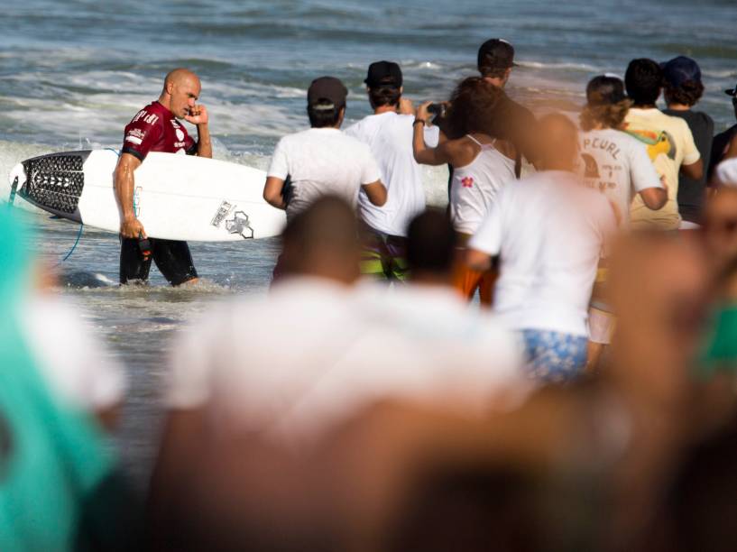 Kelly Slater deixa a água após apresentação no Rio Pro 2015