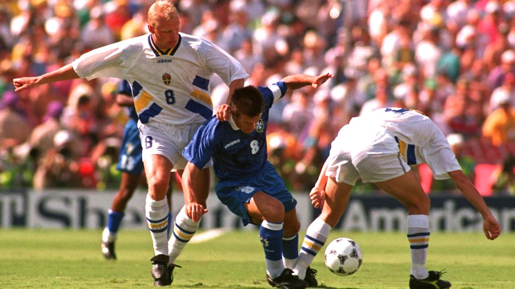 O sueco Klas Ingesson (à esq.) disputa lance com o brasileiro Dunga na semifinal da Copa do Mundo de 1994, nos Estados Unidos