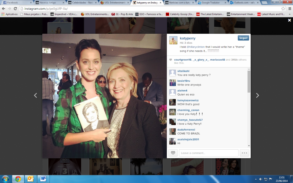 A cantora Katy Perry ao lado da ex-secretária dos Estados Unidos, Hillary Clinton