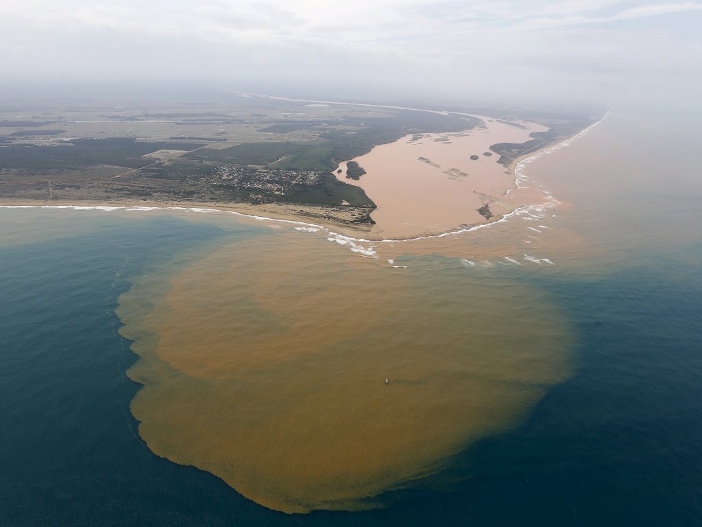 A lama com rejeitos vindos da barragem de Mariana (MG) atravessa o município de Linhares e chega ao Oceano Atlântico, no litoral do Espírito Santo