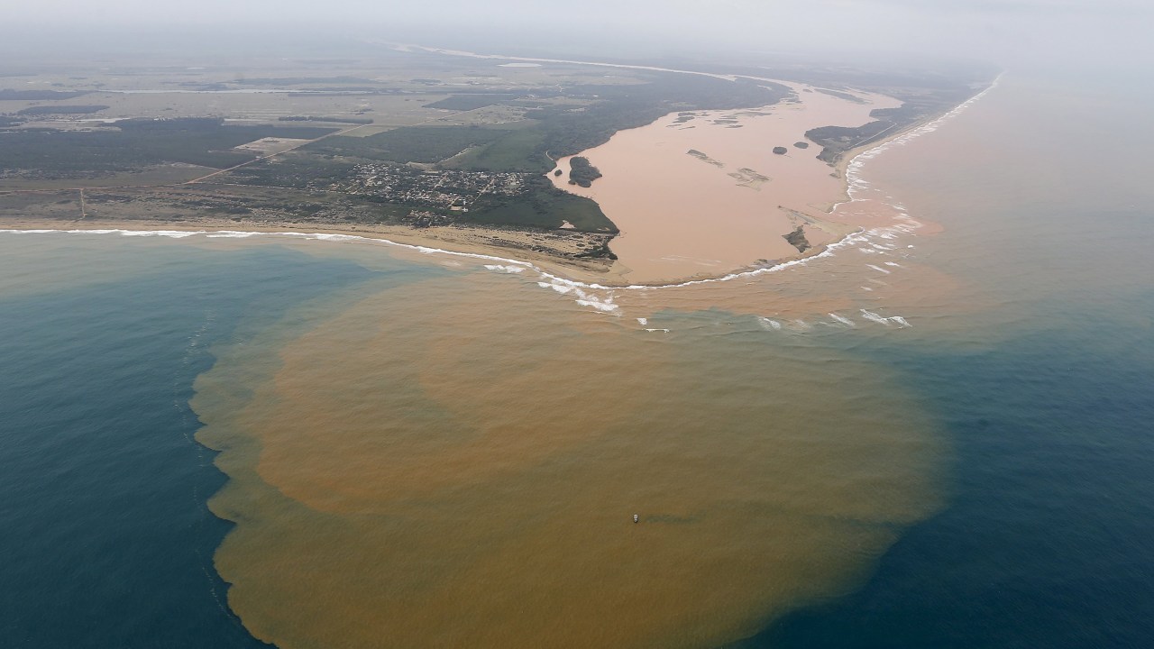 A lama com rejeitos vindos da barragem de Mariana (MG) atravessa o município de Linhares e chega ao Oceano Atlântico, no litoral do Espírito Santo
