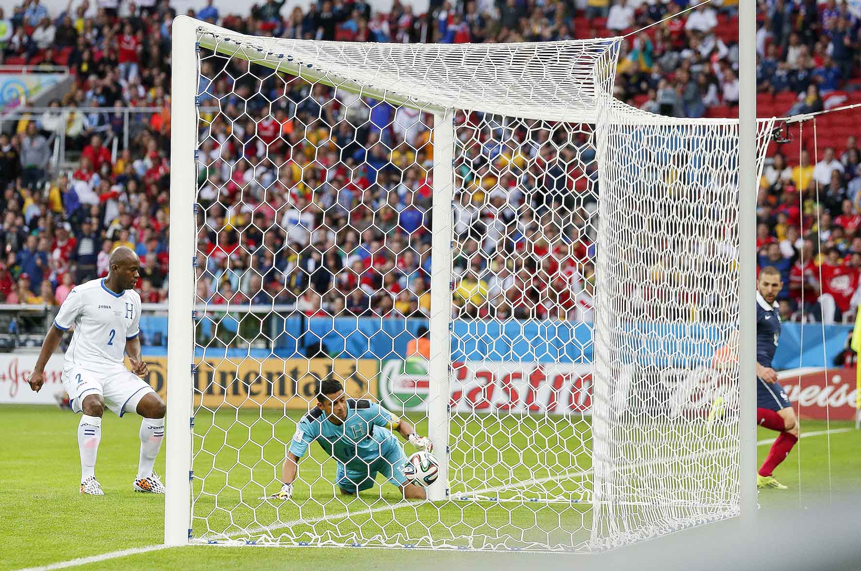 TRAPALHADA - O goleiro de Honduras ainda tentou salvar, mas já era tarde