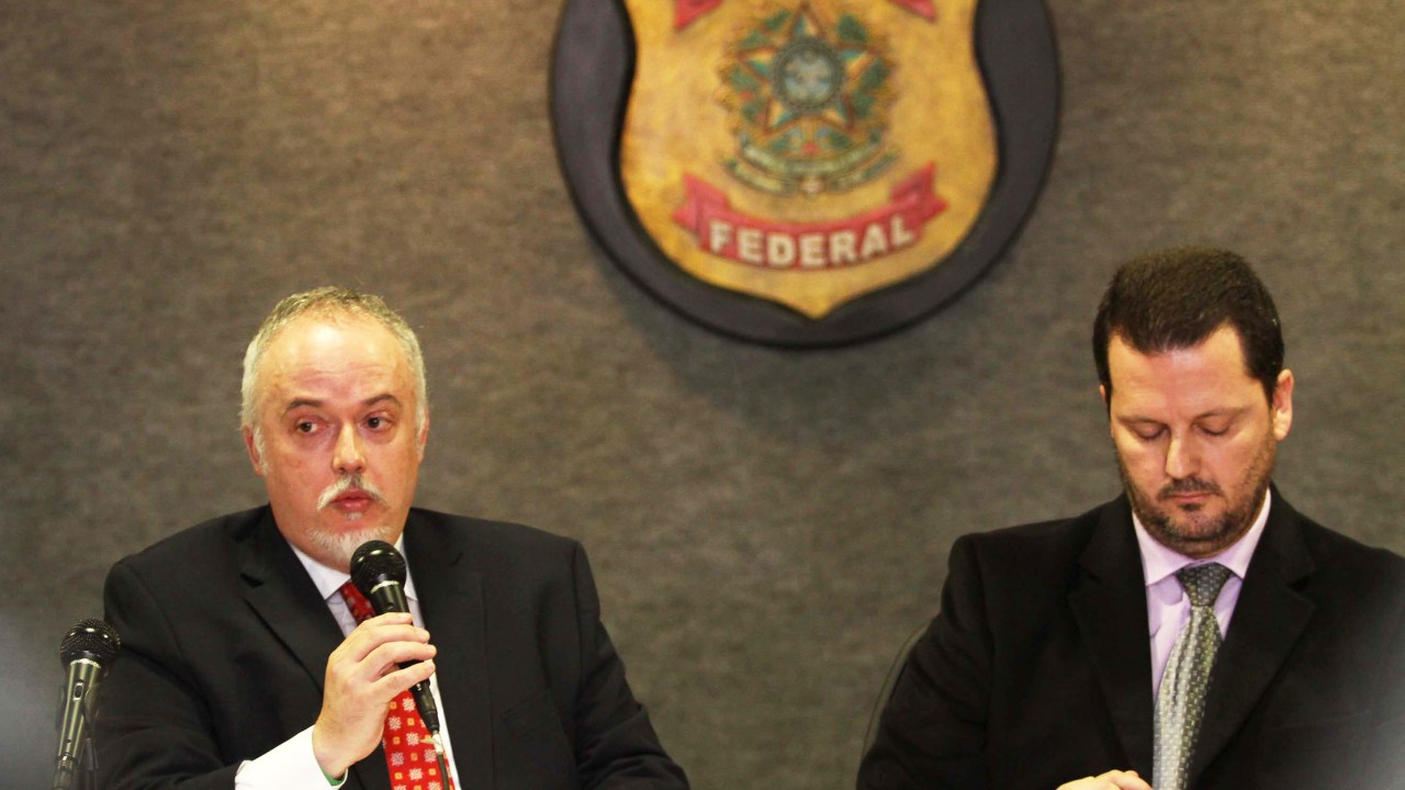 Carlos Fernando dos Santos Lima, procurador do MPF, e o delegado regional de Combate ao Crime Organizado, Igor Romário de Paula durante coletiva na sede da Polícia Federal em Curitiba (PR)
