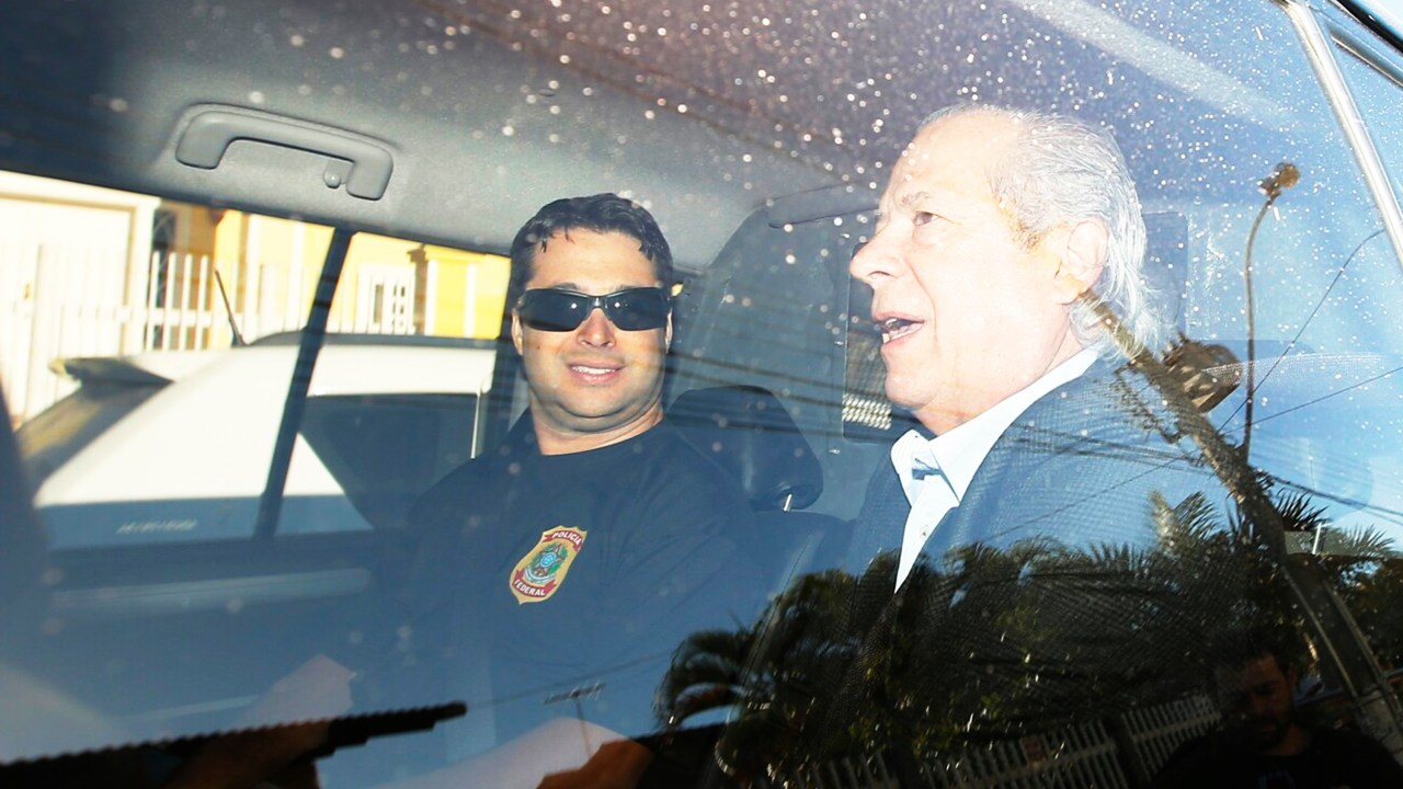 O ex-ministro da Casa Civil, José Dirceu, é preso pela PF na 17ª fase da operação da Lava Jato