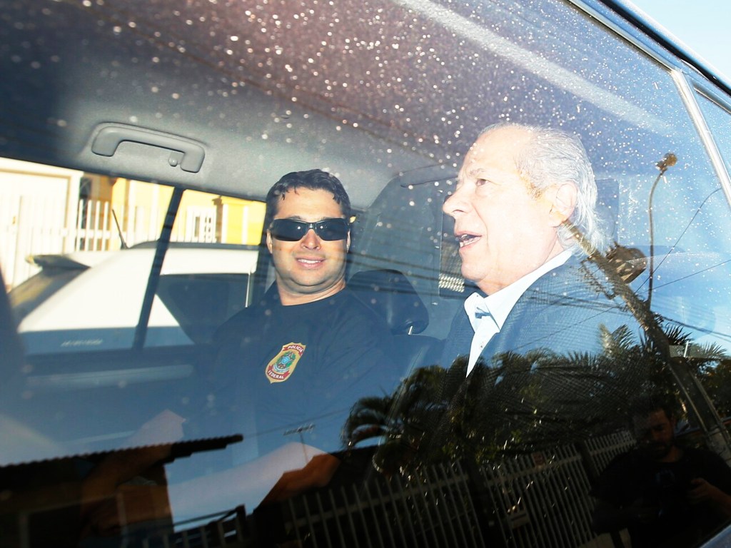 O ex-ministro da Casa Civil, José Dirceu, é preso pela PF na 17ª fase da operação da Lava Jato
