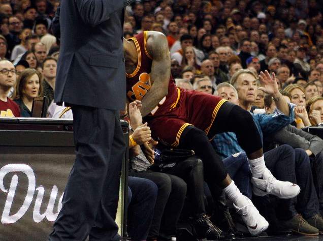 LeBron James tenta salvar bola e manda mulher para o hospital durante partida contra o Oklahoma City Thunder, pela NBA