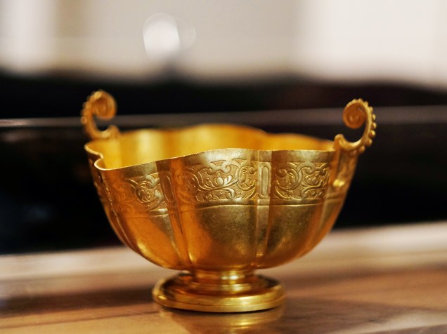 Cálice de ouro em exibição na casa de leilões Guerneys, em Nova York. Os itens foram descobertos por um explorador americano nos destroços do "Nuestra Señora de Atocha", famoso galeão espanhol que afundou em 1622 devido a um furacão