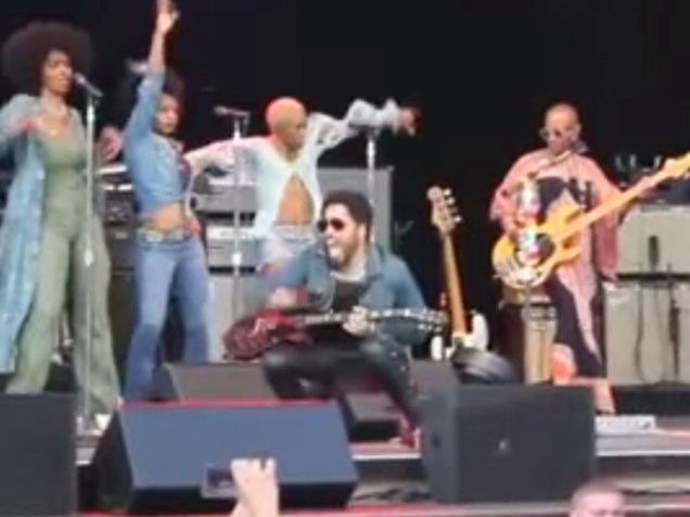 Lenny Kravitz se agacha e rasga a calça durante show na Suécia