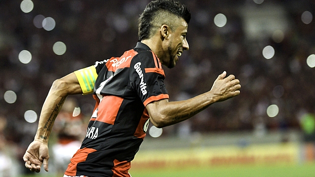 Léo Moura comemora o primeiro gol do Flamengo na partida